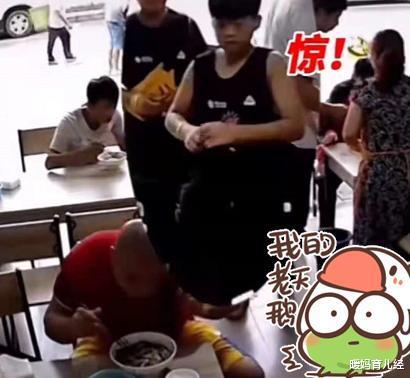 暖妈育儿经|小学生进店吃饭却“偶遇老师”，吓得转身就跑，店铺老板哭笑不得