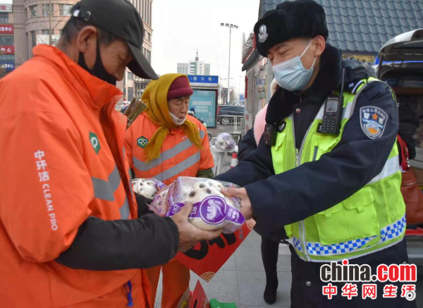 中华网生活 烟台交警支队第二大队平凡岗位书写学雷锋故事