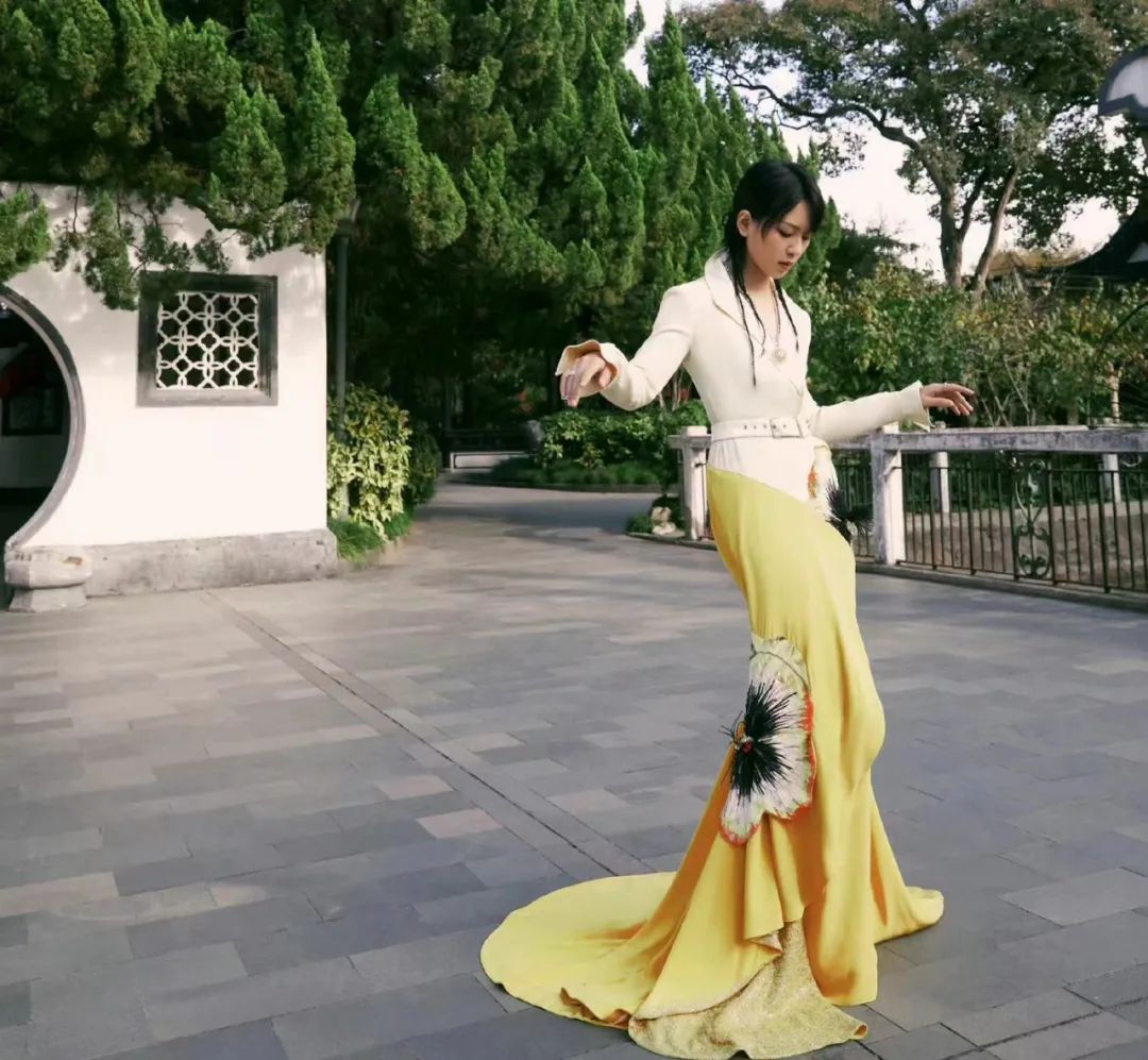 明星|年末红毯扎堆，女明星的出发照“卷”出新高度