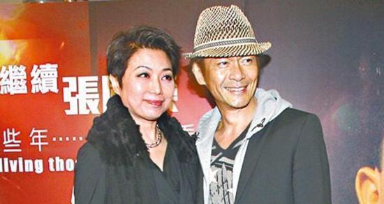 街拍|乘电车租村屋的江华，拒演影版《寻秦记》，59岁复出拍戏或因发哥