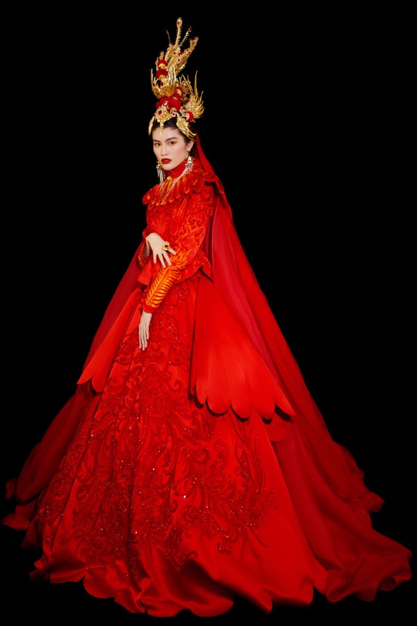 何穗|何穗春晚凤冠霞帔！张梓琳挺大肚穿80斤礼服，奚梦瑶却土成影楼风