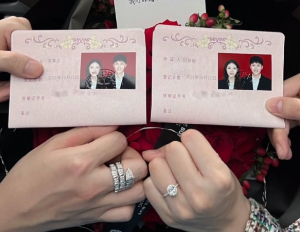 韩安冉|兜儿产女13天后自曝瘦34斤，发视频忙赚钱，被催：赶紧办婚礼吧