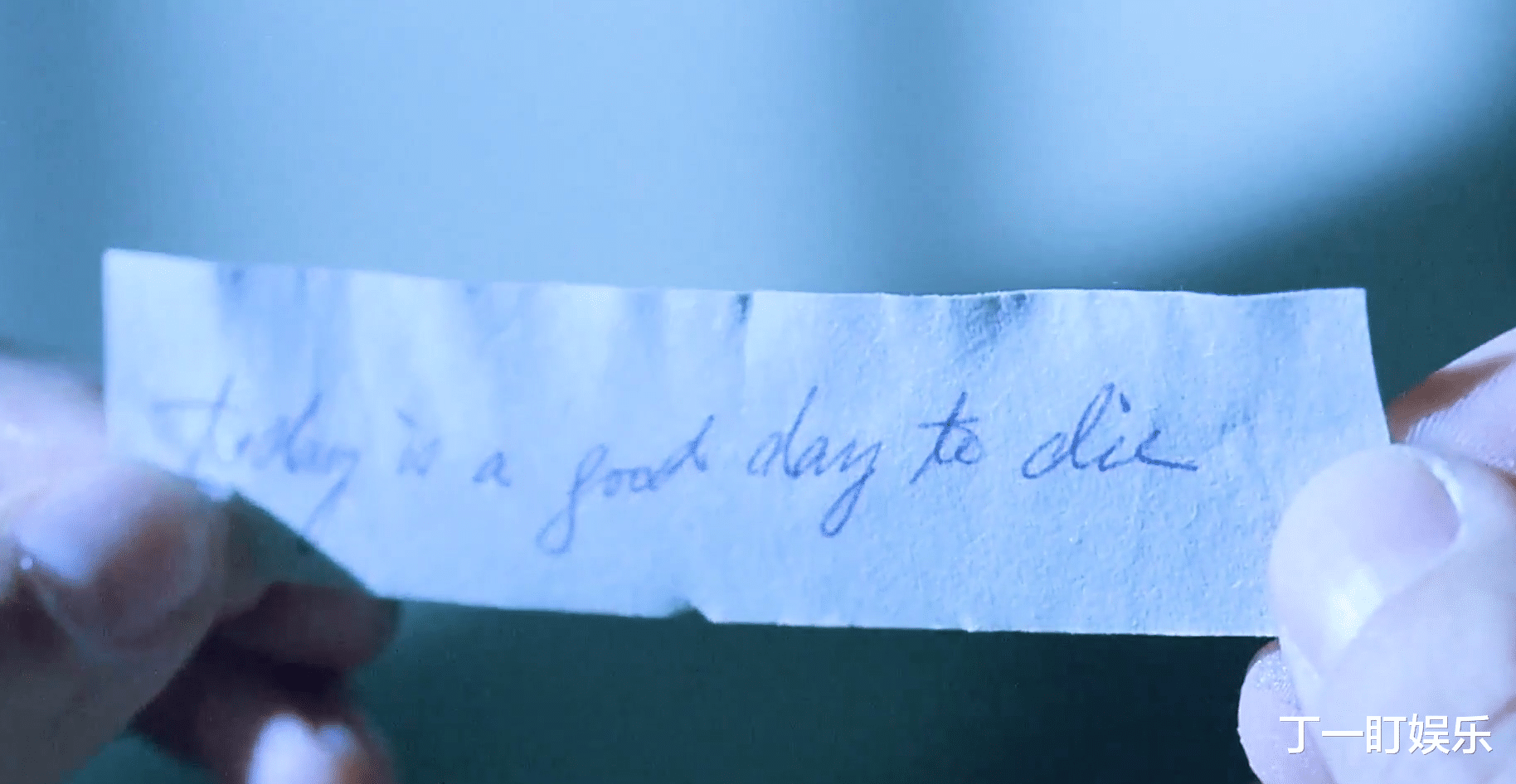 丁一盯娱乐 女孩亲眼目睹妈妈被害，第一反应却是淡定写作业！香港悬疑电影