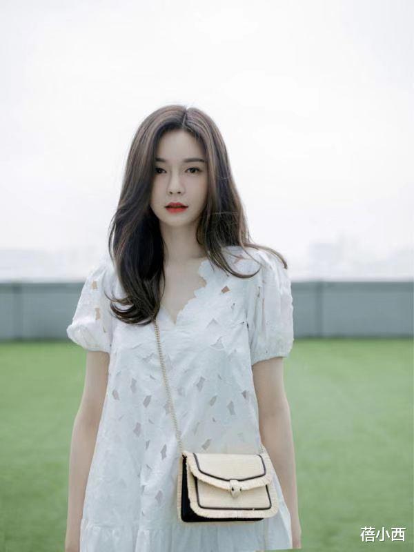 方媛|方媛都被郭富城宠成小公主了，穿连衣短裙去游乐园，不像87年的人