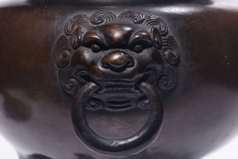 |明宣德，铜胎兽耳狮钮三足炉