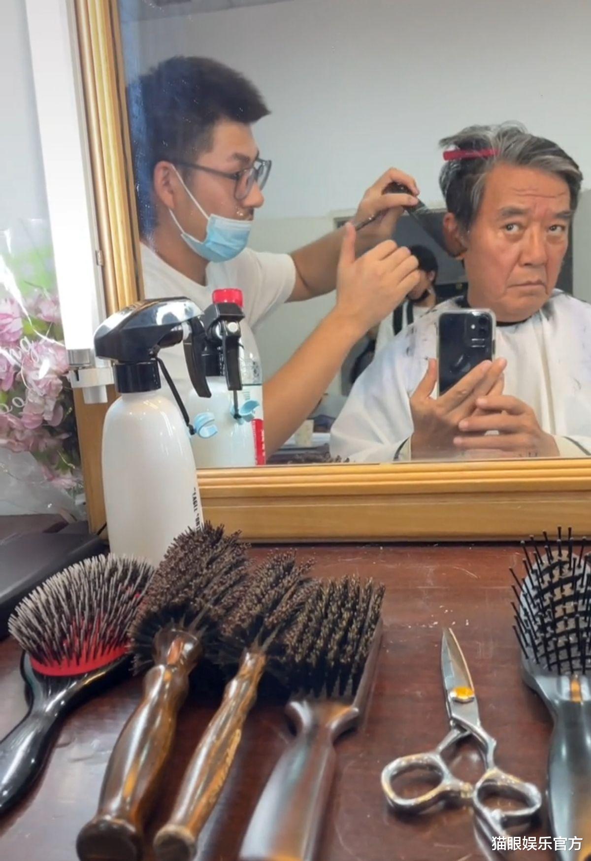 李立群|老戏骨李立群与女儿过节，31岁女儿五官随爸，妈妈遗憾没出镜