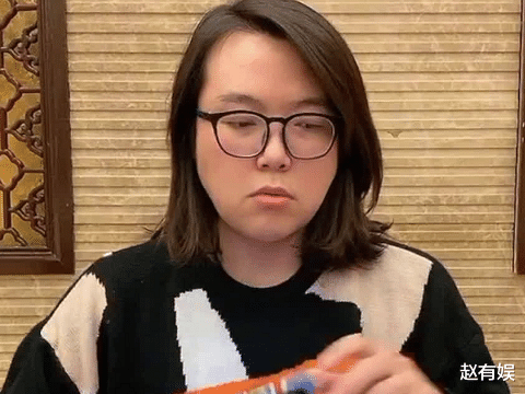 杨天真|长发飘飘的浪胃仙，浓妆艳抹做美甲，哪还有点男人的阳刚之气