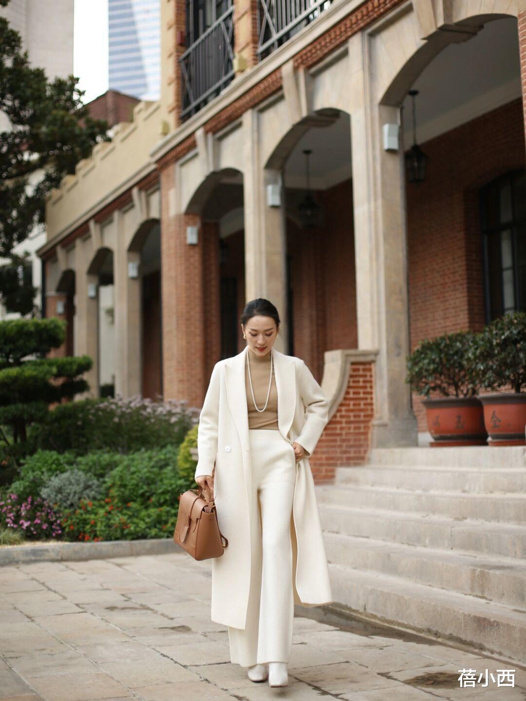 蓓小西 会穿“大衣”的女人更优雅，搭配半身裙真高级、搭配阔腿裤显气质