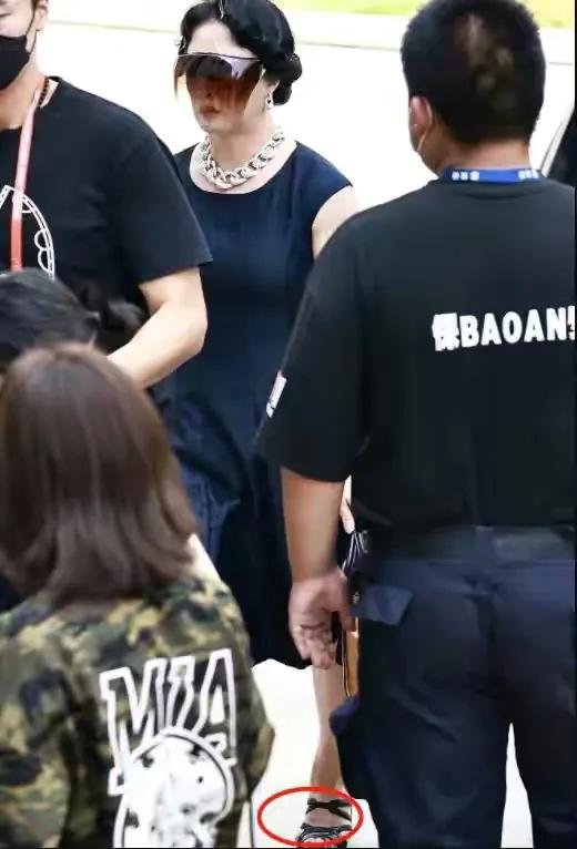 加菲猫说时尚|金星戴塑料面具走机场!穿凉鞋脚挤变形双臂真壮,戴粗链子超浮夸