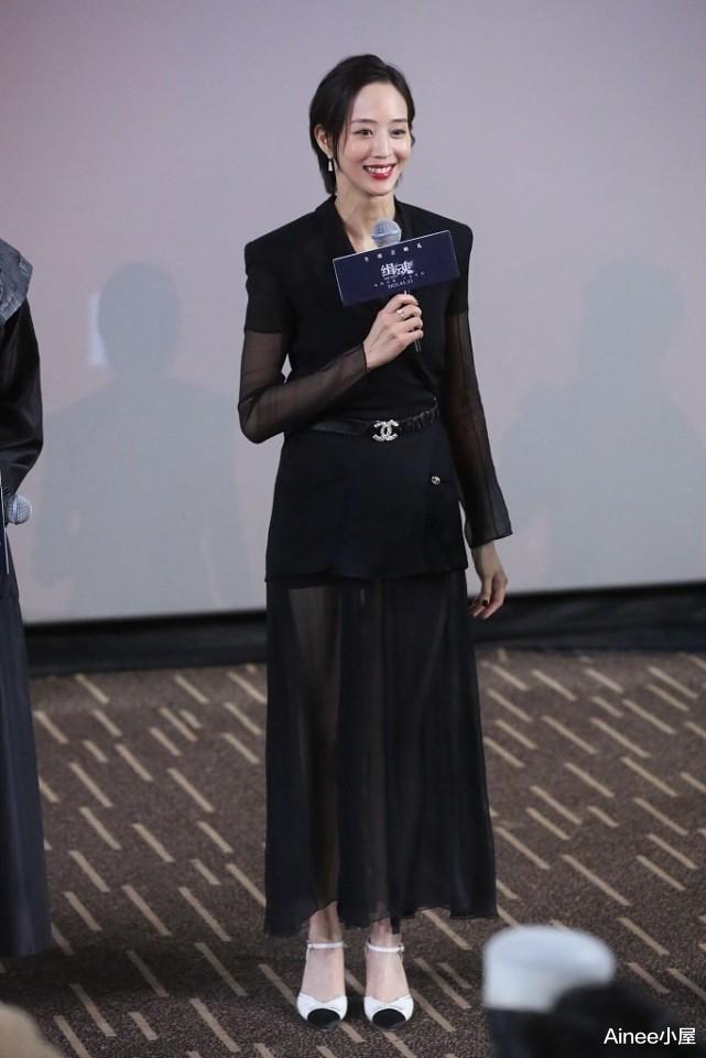 连体裤|张钧甯短发又攻又帅，气质潇洒穿深V装，高冷御姐范让女生心动