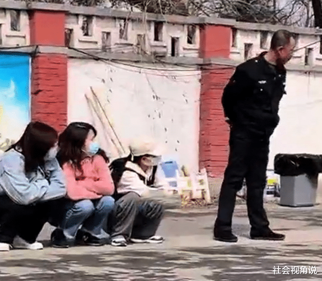 社会视角说 黑龙江一女子与男友腻歪，室友蹲一旁等开饭，网友：狗粮没吃饱吗