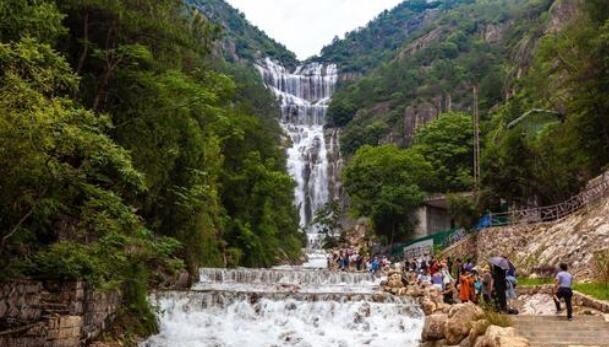 云南 浙江台州断流60多年的瀑布再现，属于国内罕见亲水梯级瀑布