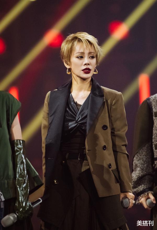 口红|宁静不愧是女王,穿豹纹涂绿口红,“中毒”色只有她能驾驭了吧