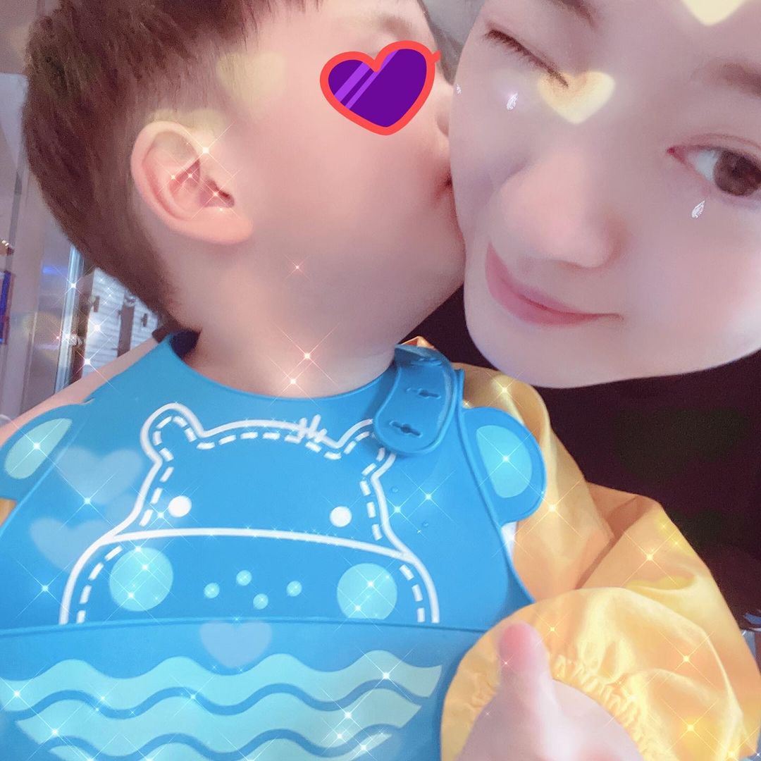 安以轩|安以轩七夕和老公秀恩爱，获儿子送吻超甜，女儿五官越来越像妈妈