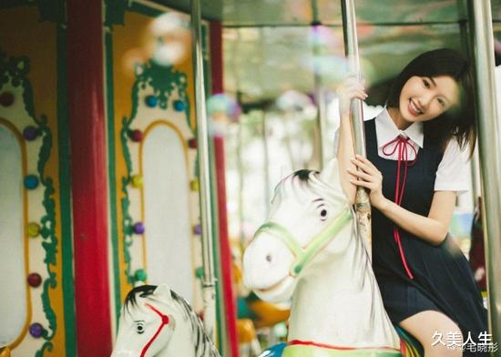 久美人生|毛晓彤晒九宫格游乐园库存照 穿制服裙秒变学生
