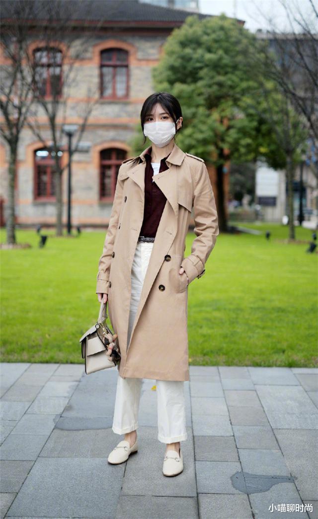 小喵聊时尚|今年的“驼色风衣”都这么穿？上身洋气又显瘦，比你想象中要好看