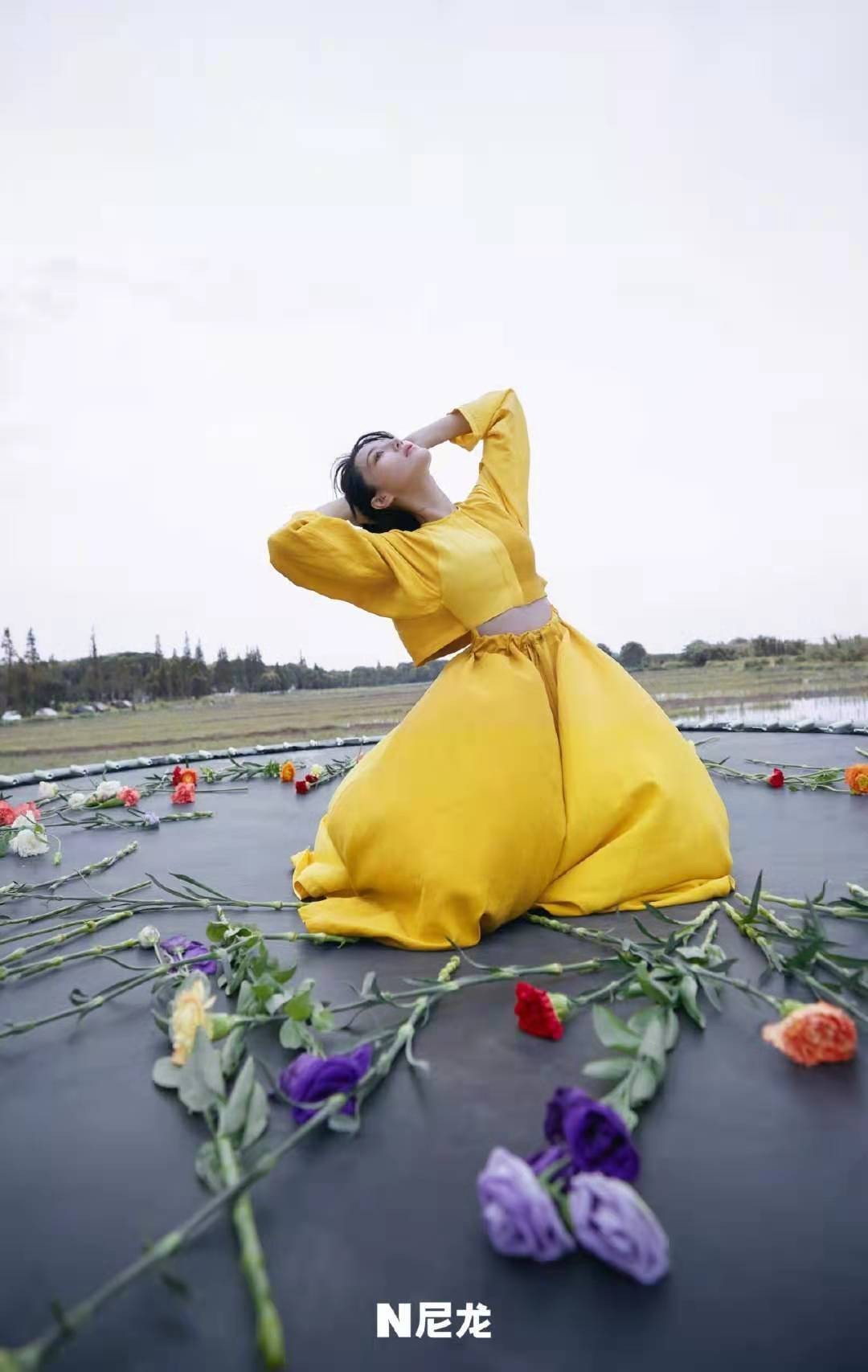 时尚风行派|军嫂张馨予不改性感本色!新大片湿发露肚脐女人味爆棚,身材真辣