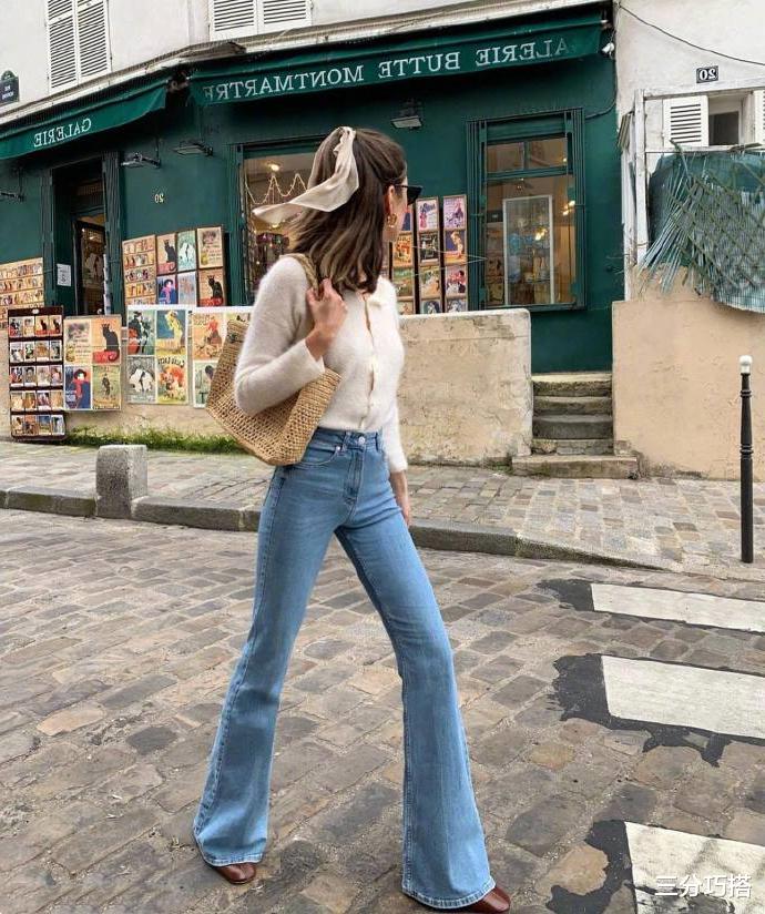 高马尾|李菲儿的腰胯比真绝了,穿普通微喇裤也好惊艳,就是厚嘴唇太明显