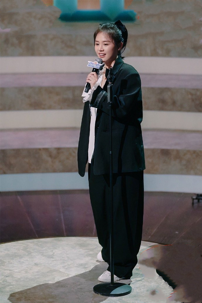 黄晓明|黄晓明夫妇罕见机场同框照，baby穿西装端庄，晓明哥歪戴帽也很潮