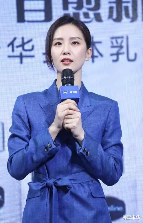 龚俊|刘诗诗正装穿得好花哨，看似“翻车”却很时尚，端庄大气且不呆板