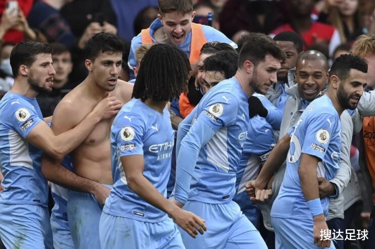 絕殺|比阿德巴約還狂！曼城絕殺功臣脫球衣瘋狂滑跪，被槍迷扔水瓶回?fù)?
onload=