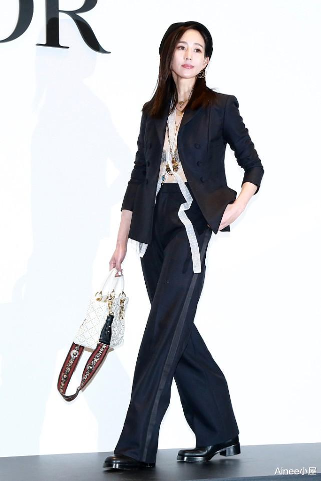 连体裤|张钧甯短发又攻又帅，气质潇洒穿深V装，高冷御姐范让女生心动