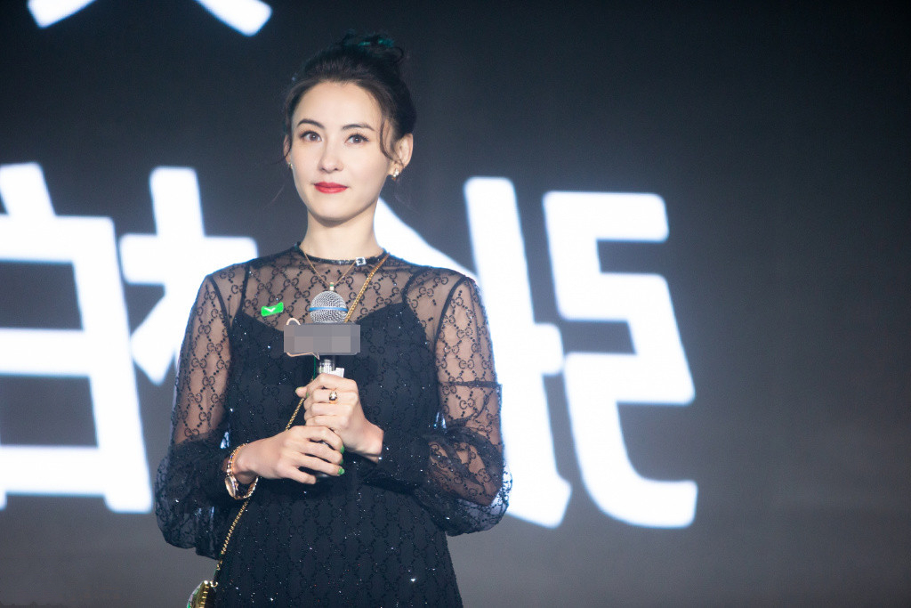 张柏芝|张柏芝真大胆，选蕾丝的黑裙还不够，还要挑透视的