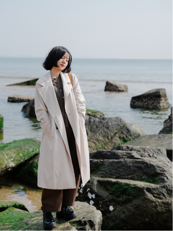 军人|30岁女人也可以穿出个性,拒绝沉闷普通,这样穿简约又干练