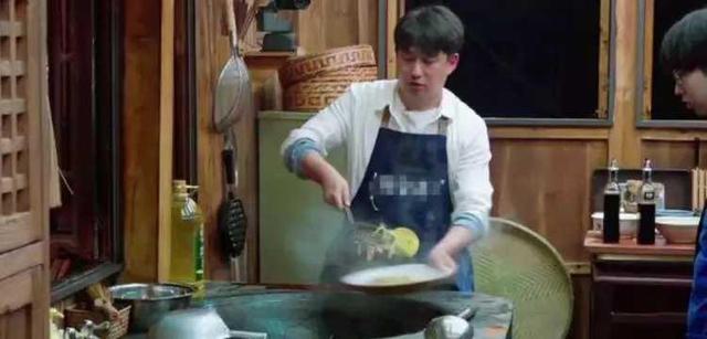 黄磊|50岁黄磊现身平价小吃店! 一口气吃8个生煎包，3人点9菜、菜品曝光