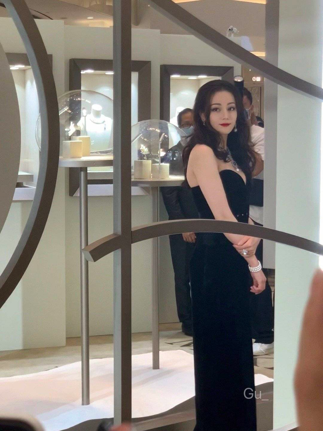 司藤|倪妮腰臀比绝了，无修图反而更好看更生动，网友：和热巴不分上下