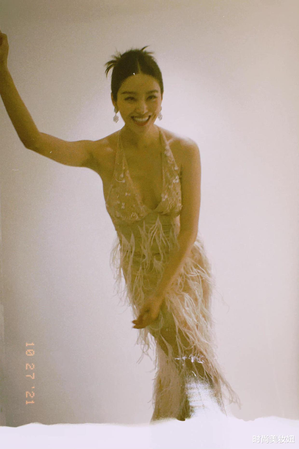 时尚美妆妞 杨采钰太自信了,发手机原图片秀身材,穿深V连衣裙太惊艳