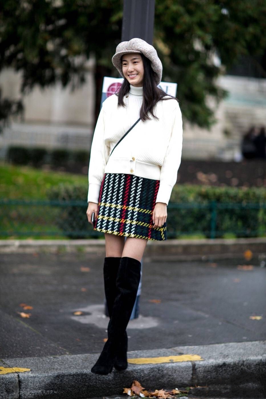 哚乐Like时尚 陈冠希老婆真高调,穿深V红裙美成全场焦点,领口开到胃女人味十足