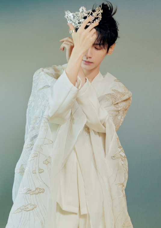 肖战|罗云熙的腰，肖战的腰，杨洋的腰，男明星身材内卷开始了！