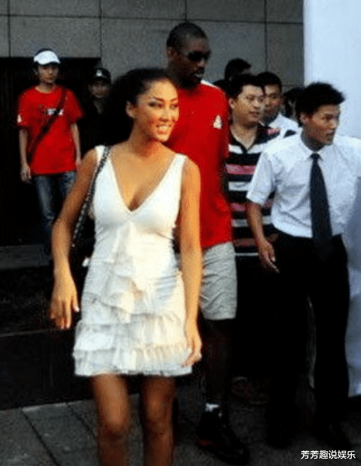 酒吧|内地女歌手和黑人球星相恋，却被“折磨”到住院，分手后透露对象家暴