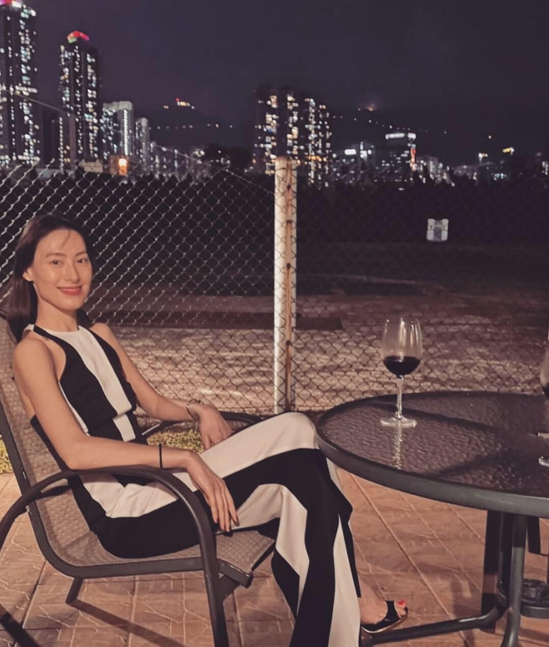 时尚圈的奇葩大喵 “豪门弃妇”的生活能有多快乐？梁洛施素颜出镜也不怕，美丽依旧