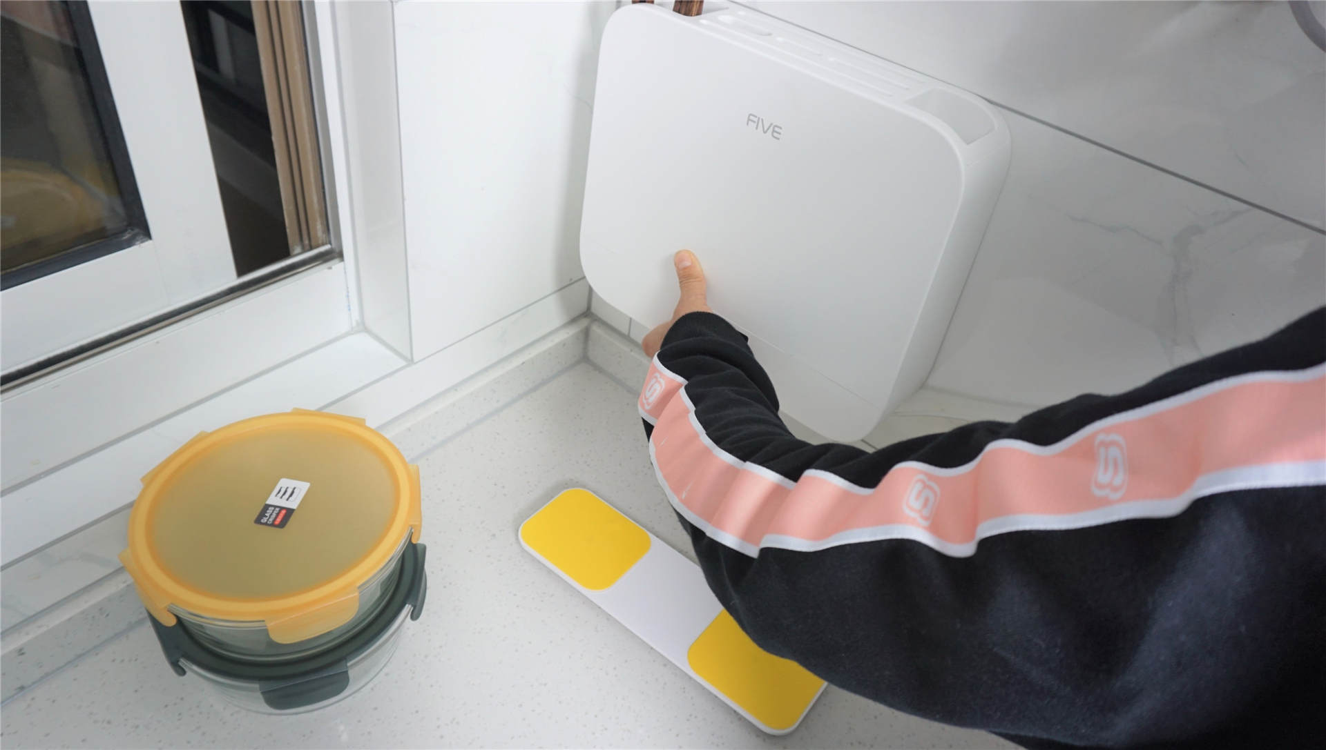 创投圈|小米生态再来造福厨房！米家APP控制的Five智能刀筷杀菌架实测