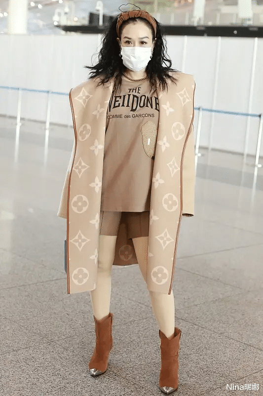 Nina昵娜 钟丽缇终于找对风格,放弃“作妖”太明智,大衣港风卷高级感立马上来