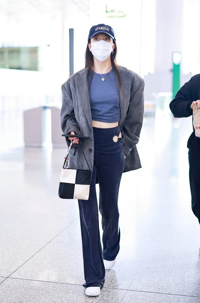 大表姐的时尚圈 宋妍霏的穿法真潮，用“爷爷款”西装配睡裤，没想到造型还很好看