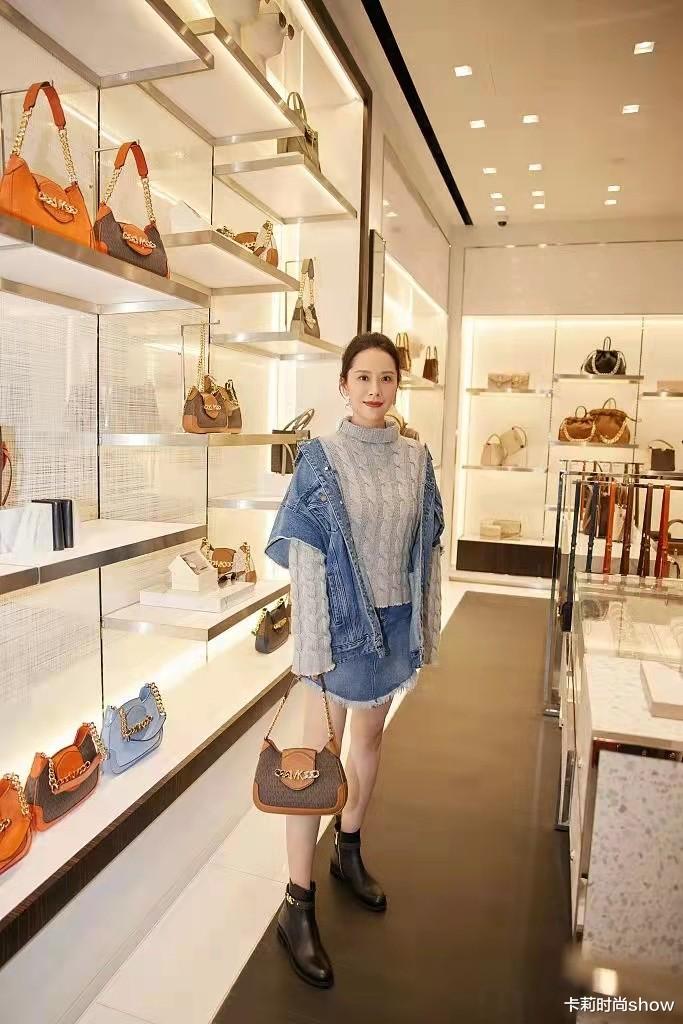 高马尾 77年海清完美躲过中年发福，穿牛仔裙青春洋气，高马尾更显年轻