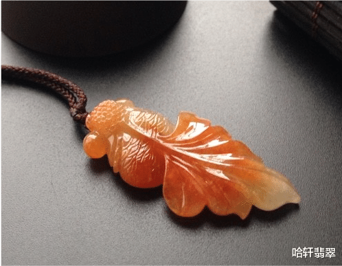 翡翠|动物小雕刻之翡翠金鱼欣赏