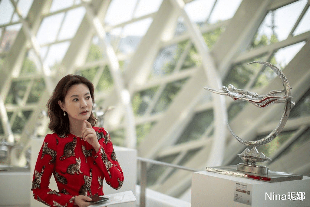 Nina昵娜|央视女主持刘芳菲真有情调,穿白裙戴礼帽逛酒吧,侧颜红唇太惊艳