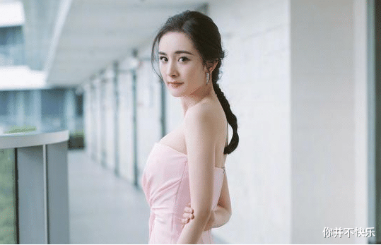 杨幂|3杨幂真大胆！这么“挤”的礼裙也敢穿，凹凸感美翻全场