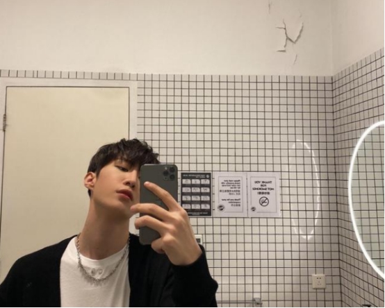 宁毅|范丞丞晒照，意外曝光家中落魄状况，厕所墙皮脱落、厨房站不下人