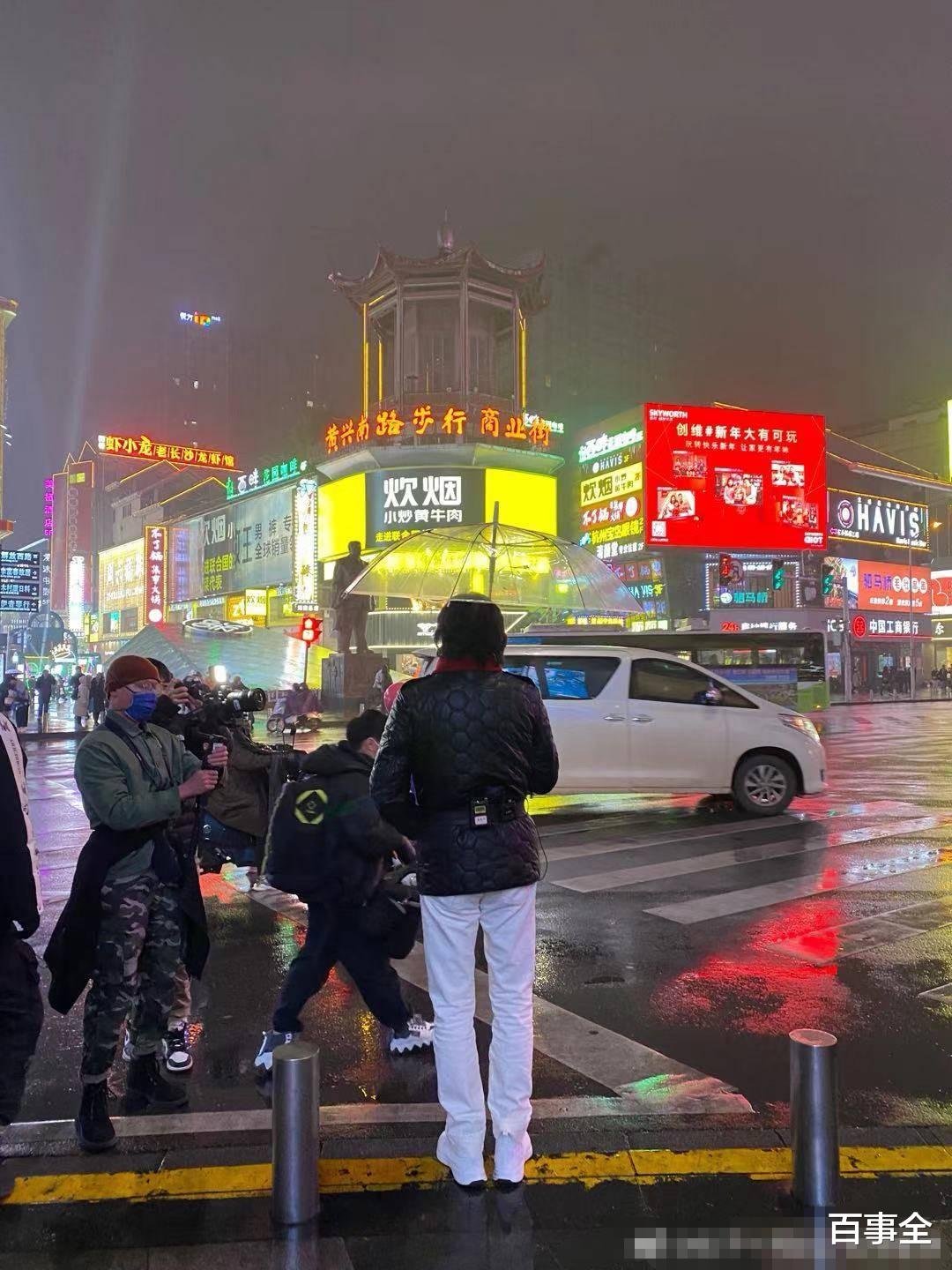 高晓松|高晓松剪掉25年长头发！肚子平坦不见赘肉，曾26天减掉26斤