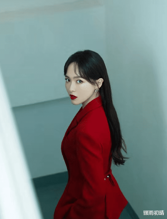 唐嫣|唐嫣好美！产后复出身材好到爆，一身红色西装御姐范十足