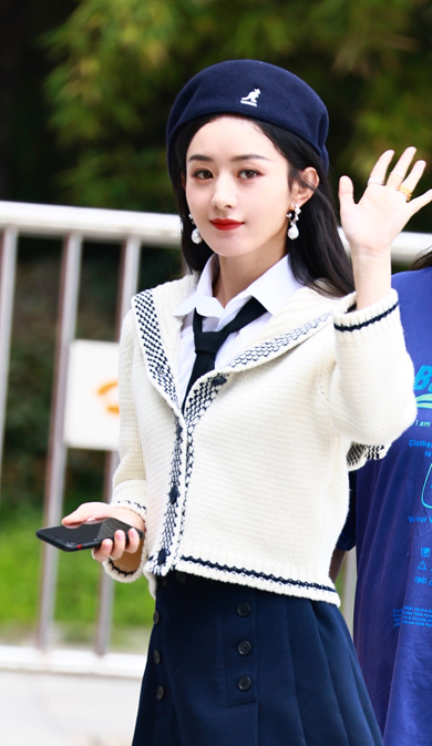 潮流搭配师甜甜|赵丽颖变身“清纯学姐”，穿校园风减龄可爱，看着好像未成年