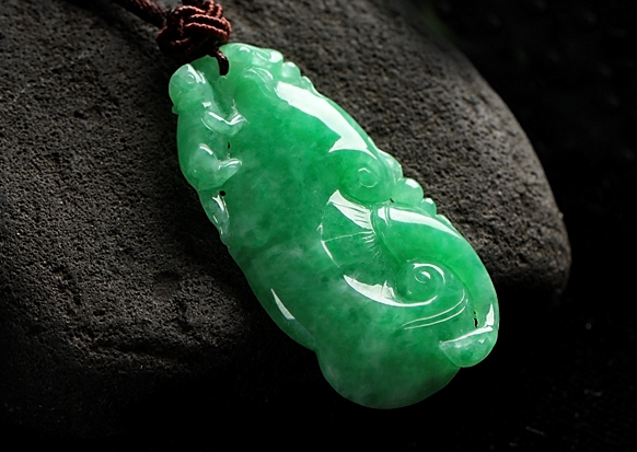 翡翠|喜欢翡翠总要有原因，如果说不出来，那你喜欢的是什么呢？