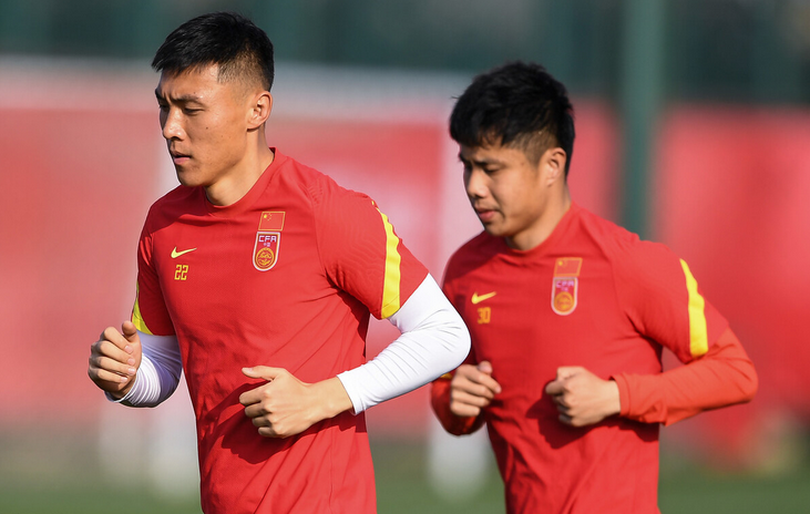 国足|获2个最佳！国足23人大名单生变：1名主力归化出局，第一队长诞生