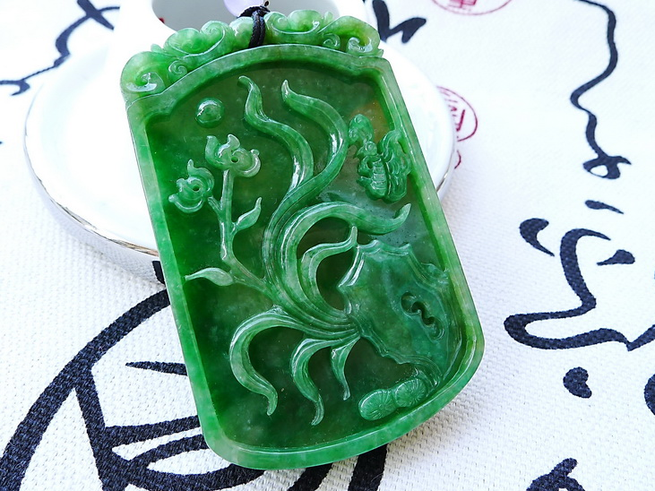 翡翠|翡翠市面上有很多仿冒品，它们的外观很相似，但是内部结构不同