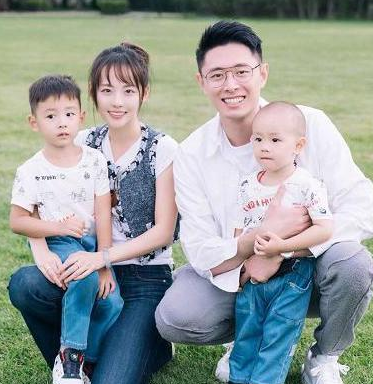 翡翠|被张嘉倪的气质迷住，简洁马甲装配翡翠飘花手镯，散发不一样的美